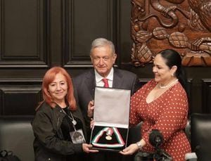 Rosario Ibarra deja su medalla Belisario Domínguez a AMLO hasta que haya justicia