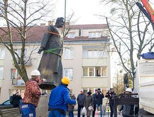 Retiran estatua de sacerdote acusado de pederastia