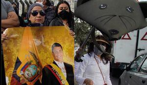 Manifestaciones a favor y en contra de Rafael Correa en los exteriores de la Corte Nacional de Justicia