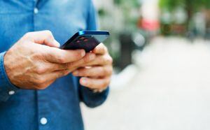 Golpe a los fabricantes: las baterías de los celulares deben ser extraíbles para 2027
