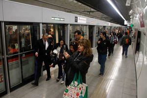 “Impagable”: así vivieron los usuarios de la Línea 6 del Metro su primer viaje en la "hora punta" de la mañana
