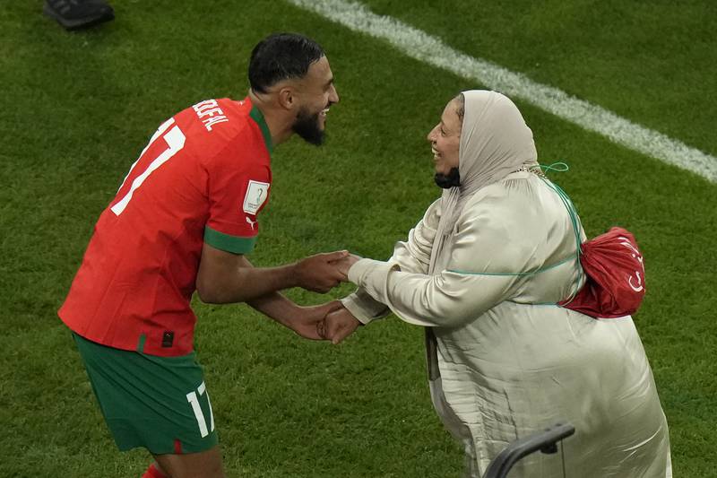 El volante marroquí Sofiane Boufal celebra con su madre tras la victoria 1-0 ante Portugal en los cuartos de final del Mundial.