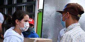 Joven colombiana reunió fondos para repartir en familias necesitadas de Soacha