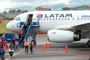 Tragedia aérea: Piloto de Latam muere en pleno vuelo desde Miami a Santiago