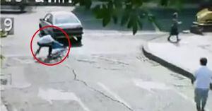 (VIDEO) Ciclista fingió accidente para extorsionar a conductor