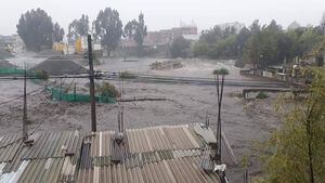 Desbordamiento de río en el sur de Quito provoca colapso de casas