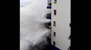 Impresionantes olas destruyen balcones de edificio que limita con el mar