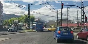 Video: Bus en Quito no respeta el semáforo en rojo y cruza a velocidad