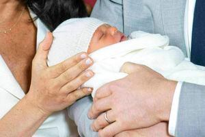 Meghan y el príncipe Harry muestran al Bebé Sussex