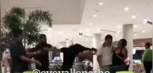 (Video) Tres mujeres se pelean por un hombre en pleno centro comercial