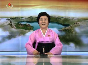 La “mujer de rosa”: La enigmática presentadora de noticias de Corea del Norte que “anunciará” el fin del mundo