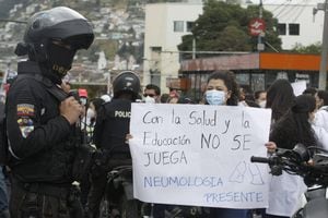 Policías dispersan a médicos posgradistas con gas durante marcha en Quito