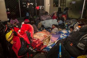 Venezolanos en Quito duermen en las afueras de su embajada esperando ayuda