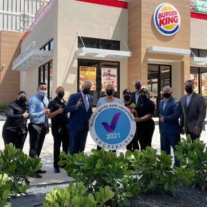 Burger King recibe certificación 100% vacunado