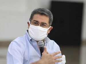 Tras dar positivo por COVID-19, el presidente hondureño es internado con neumonía