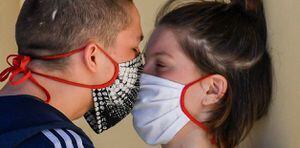Epidemiólogos ponen fecha para volver a besarnos y abrazarnos tras la pandemia