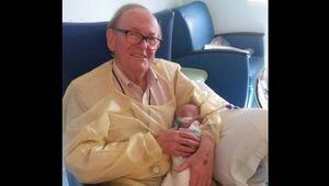 El increíble abuelo que lleva años “acurrucando” a los bebés prematuros que no pueden estar con sus padres