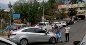 (VIDEO) Conductor le roció gas pimienta a hombre que le cobró 2000 pesos por cuidarle el carro