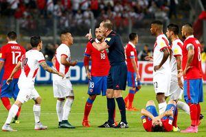 Dedicatorias, peleas y un "pacto" secreto: Las recientes polémicas del clásico Chile-Perú