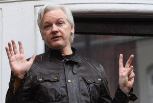Ecuador planteó a Assange entregarse a la Justicia o seguir sus protocolos