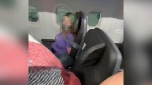 "Eu preciso sair!": Mulher é amarrada depois de tentar abrir a porta de um avião durante voo