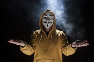 Anonymous sigue: amenazó a Putin con revelar “sus secretos” y hackeó sus canales para emitir el himno de Ucrania