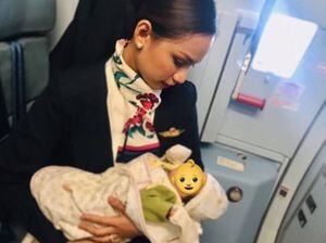 ¡Impresionante! Azafata amamanta al bebé de una pasajera en pleno vuelo (Video)