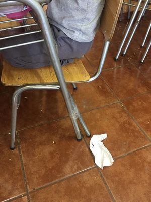 Indignación por profesora que amarró silla a la mesa para que niño no se parara en clases