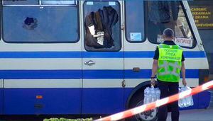 Alerta en Ucrania: hombre armado que había capturado un bus se entrega y rehenes son liberados