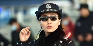 La policía en China está ocupando lentes con reconocimiento facial para capturar delincuentes