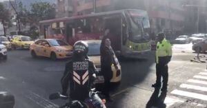 (VIDEO) Taxista por poco llora en la mitad de la calle al enterarse del regreso de Uber