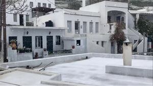 ¡Insólito! Isla griega de Tinos se viste de blanco en plena primavera