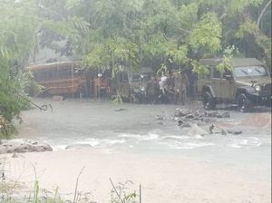 Rescatan a 41 turistas salvadoreños de autobús arrastrado por río en Jutiapa
