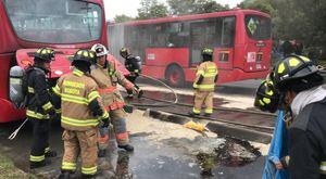 Con fotos y video reportan incendio en bus de TransMilenio en el norte de Bogotá