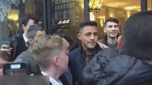 Alexis Sánchez jugó al misterio sobre su posible llegada al Manchester United