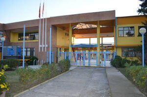 Alcalde de Pirque acusa "montaje" y "boicot" por inasistencia total a colegio reabierto este jueves