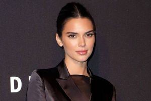 Kendall Jenner nos muestra estas bermudas vaqueras perfectas para marcar la cintura