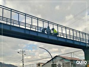 VIDEO: Agentes Metropolitanos de Tránsito evitaron que una señora se lancé desde un puente en Chillogallo, sur de Quito