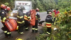 Vehículo en el que se trasladaban cuatro personas cayó en una quebrada de 200 metros en la vía Calacalí-Nanegalito