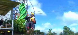 Adamari se tira con Alaïa por zipline de Toro Verde
