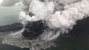 Indonesia: imágenes aéreas muestran la erupción del volcán Krakatau después del tsunami