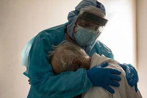 La historia detrás de la foto de médico abrazando a anciano con coronavirus que se volvió viral