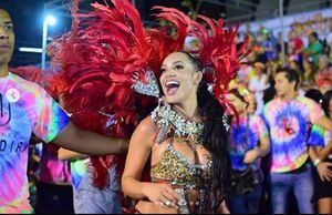 Andrea Valdiri mostró su sensual figura vestida de garota en desfile de Carnaval