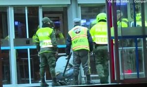 Pasajeros propinan fuerte golpiza a ladrón en estación de TransMilenio