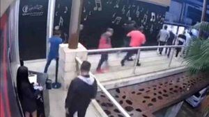 VIDEO. Comando armado secuestra a un hombre en reconocido bar