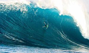 Vídeo impressionante mostra a pior queda da vida de surfista; 'Eu bati tão forte quando caí, que não tenho certeza se desmaiei ou não'