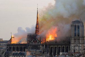 Famosos lamentan el incendio en Notre Dame