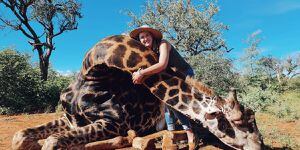 Revolta contra mulher que matou uma girafa e posou com o coração do animal nas redes sociais