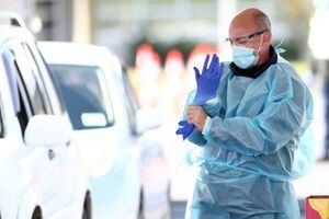 Coronavirus: el mayor fabricante de guantes de goma del mundo debe cerrar ante miles de positivos entre sus empleados
