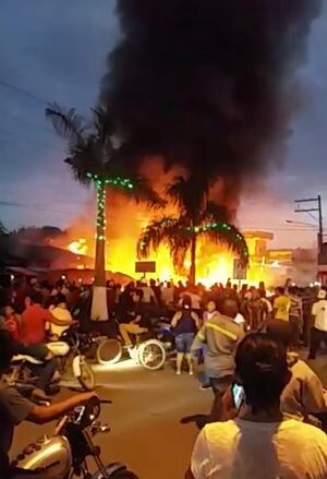 Se incendian locales en mercado en Santo Tomás de Castilla